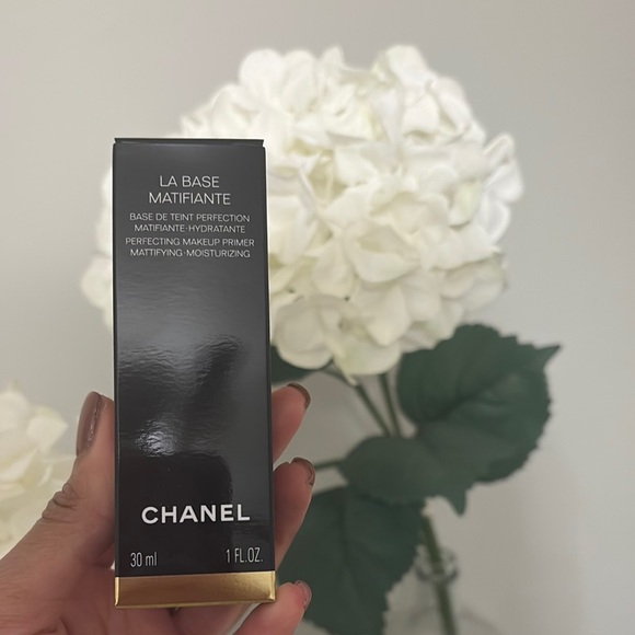 CHANEL La Base Matifiante in Black and Gold